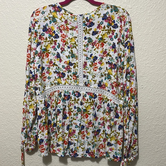 Jessica Simpson Women’s Floral Blouse. NWT. Size M. - Picture 8 of 12